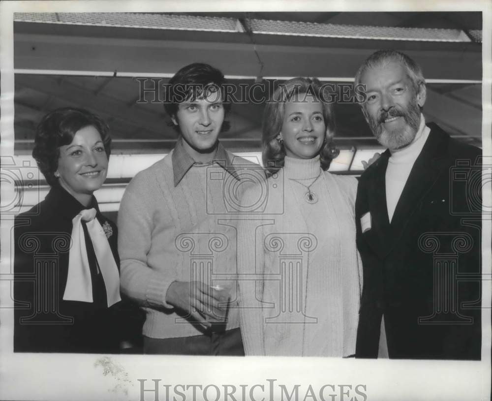 1975 Press Photo Attendees at Birmingham International Indoor Tennis Tournament - Historic Images