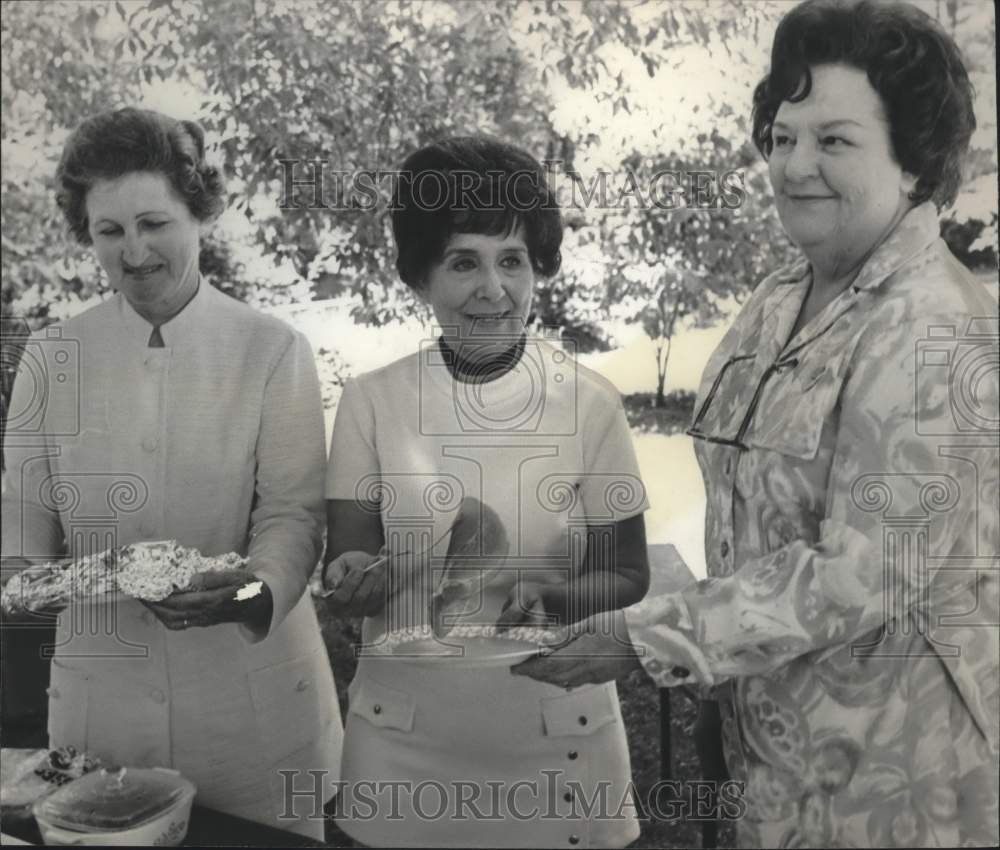 1971, Members Enjoy Women&#39;s Civic Club&#39;s Last Social Event of Season - Historic Images