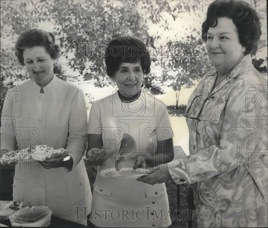 1971, Members Enjoy Women's Civic Club's Last Social Event of Season - Historic Images