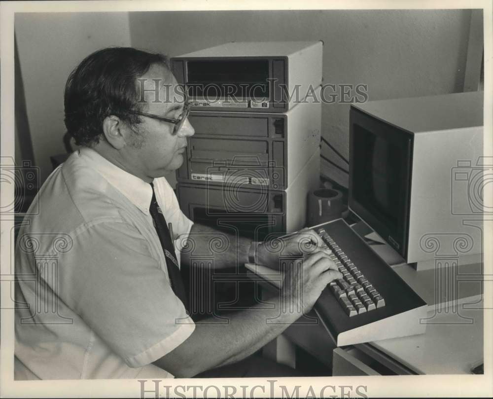 1985 Press Photo Dr. Ronald Neuman Works on Computer at Auburn University - Historic Images