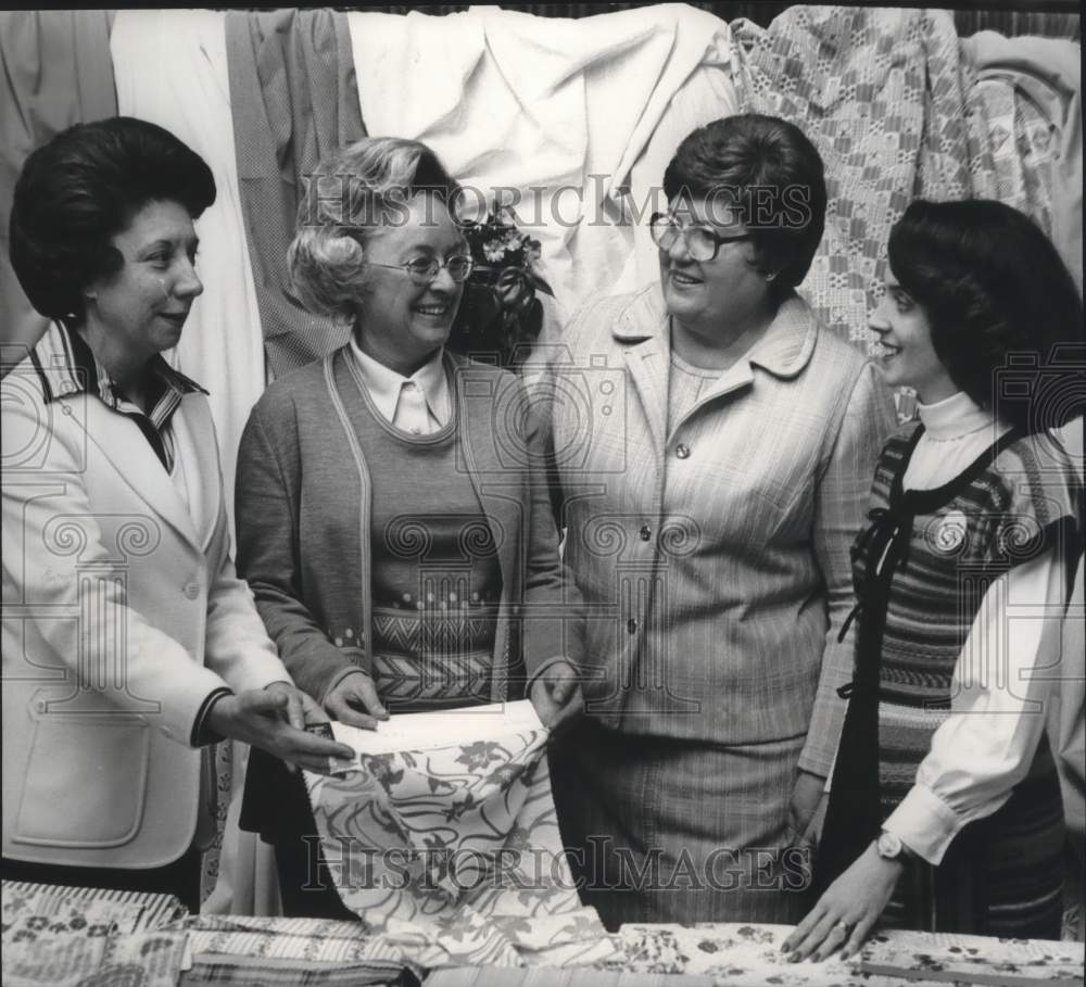 1977 Press Photo Janie Newport, president elect Alabama home economist & others - Historic Images