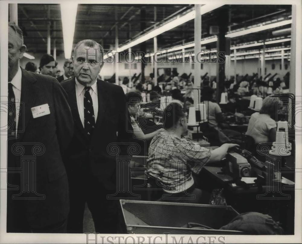 1985 Press Photo Bill Nichols tours Russell Mills in Alexander City, Alabama - Historic Images