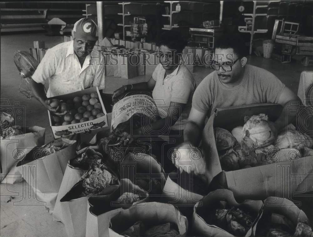 1984 Press Photo Neighborhood Services Inc. give food in Alabama - abna38873 - Historic Images