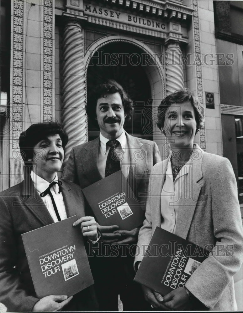 Press Photo Gerard George Given Tour of Birmingham, Alabama by Clubwomen - Historic Images