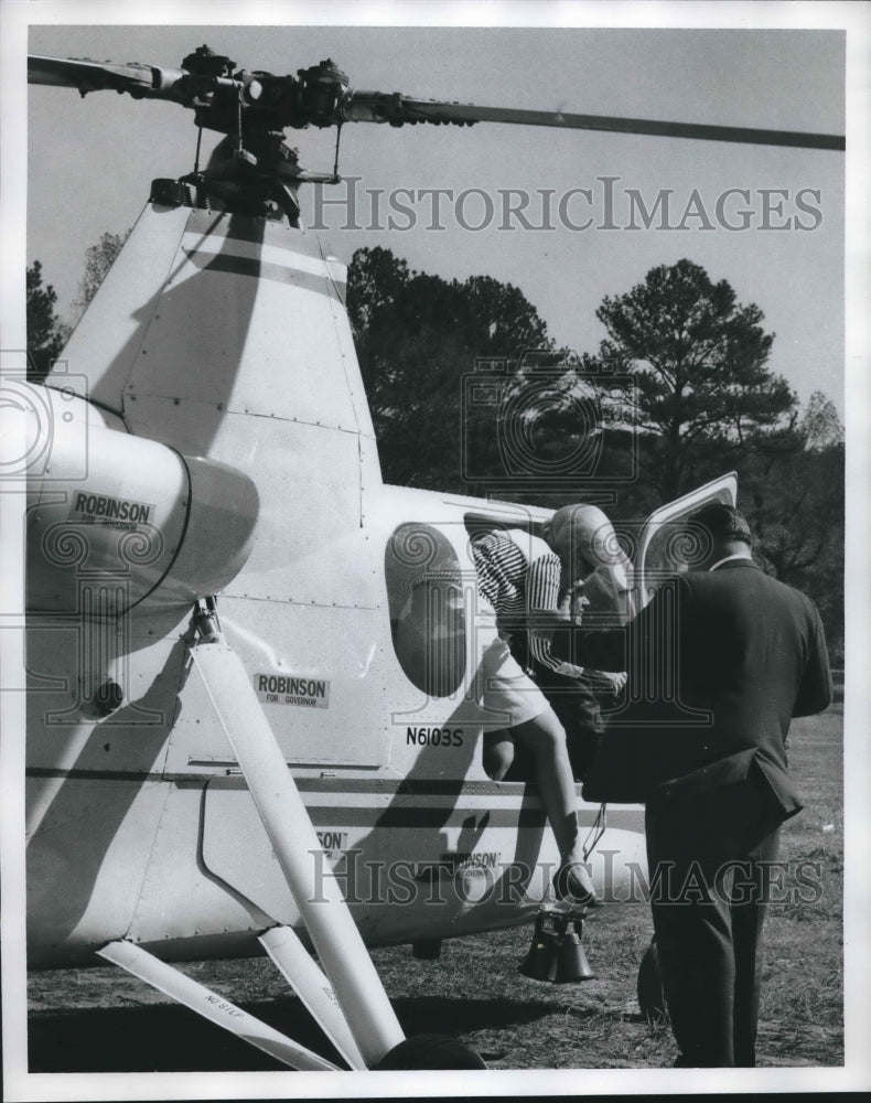 1966 Press Photo Alabama Political Spouse Mrs. Carl Robinson in Helicopter - Historic Images