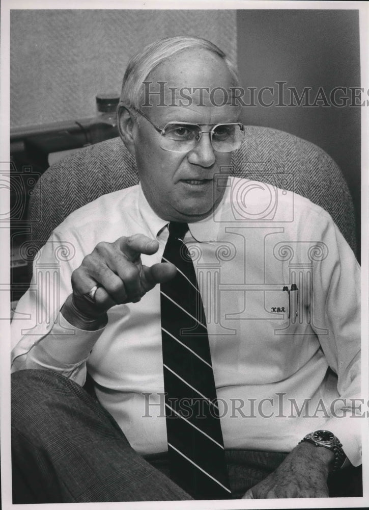 1990 Ken Robinson of Command Data Inc. - Historic Images
