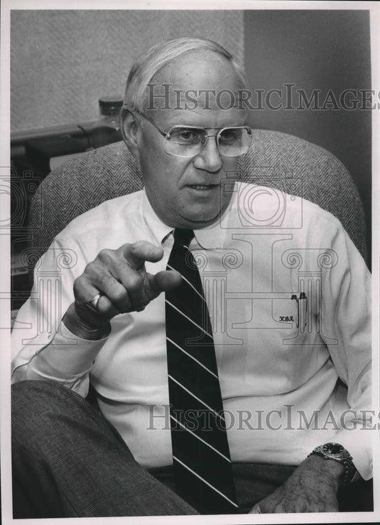 1990 Ken Robinson of Command Data Inc. - Historic Images