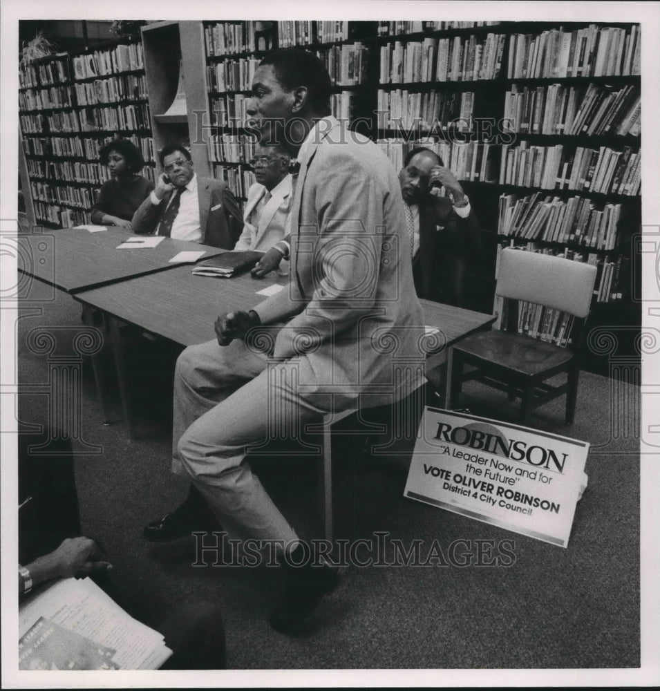 1989 Press Photo City Council Candidate Oliver Robinson at Forum - abna38909 - Historic Images