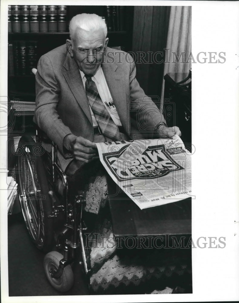 1981 Tuscaloosa Attorney Charles Gross enjoys Festival of Music - Historic Images