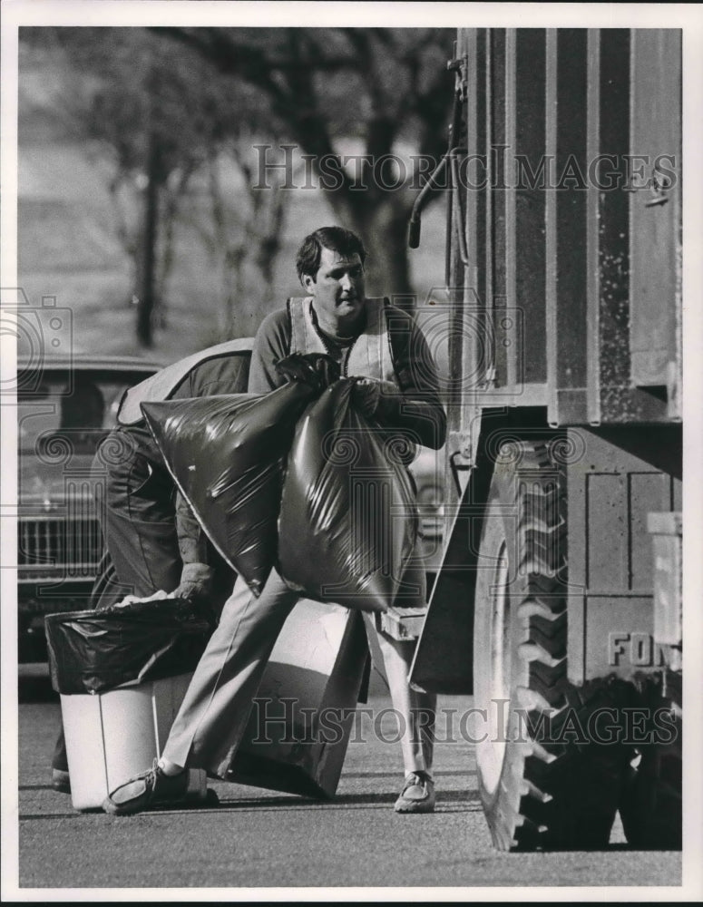1986 Candidate John Teague working on garbage truck, Alabama - Historic Images