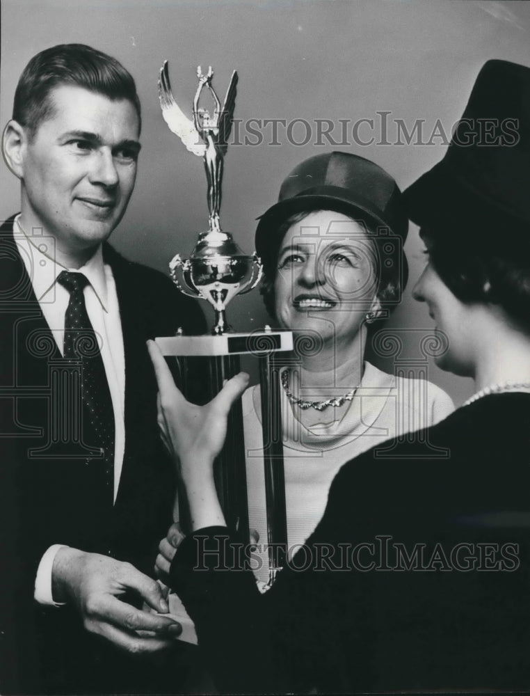 1966 Press Photo Mrs. Sarah Stuart was named Insurance Woman of the Year - Historic Images