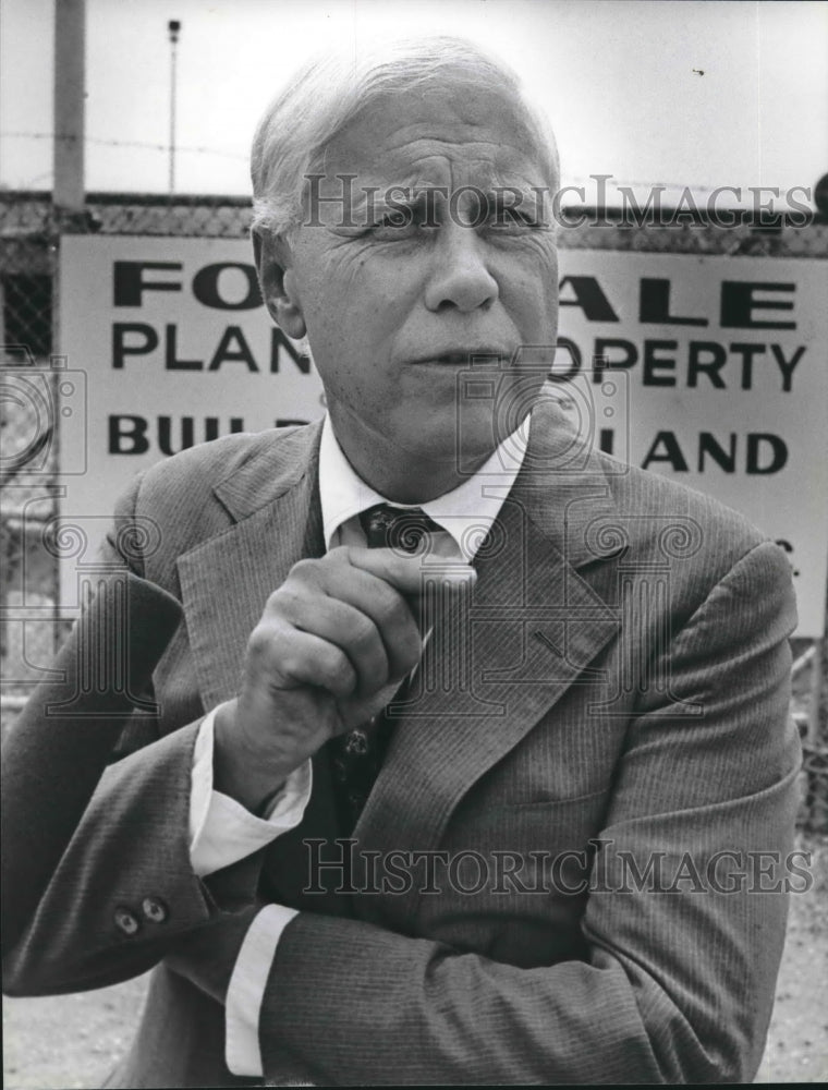 1982 Press Photo Frank Thomas, Jr., Candidate for Governor campaigning - Historic Images