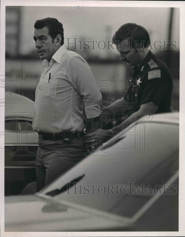 1985 Darwin L. Henry getting arrested, Crime - Historic Images