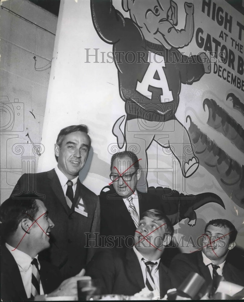 1968 Press Photo Joe Kelley, Mike Hall, and Others at Alumni Banquet Event - Historic Images