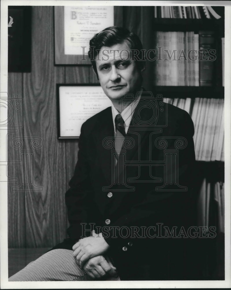 1972 Press Photo Robert V. Sanders, Administrator, Hill Crest Hospital - Historic Images