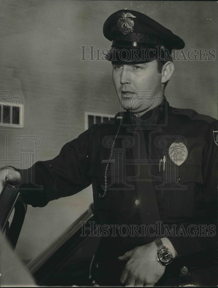 1970, Lenny M. Sams, Birmingham Police officer - abna39093 - Historic Images