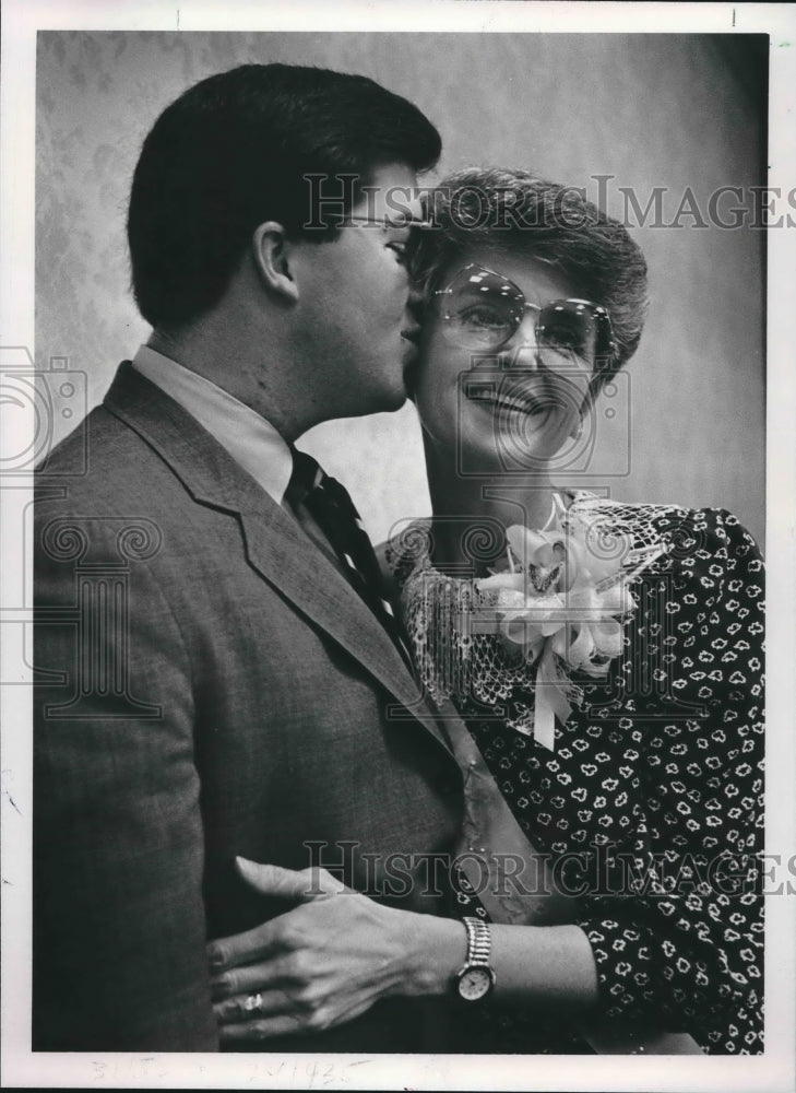 1988 Press Photo Son, David Sanford kisses mother of the year, Mary Anne Sanford - Historic Images