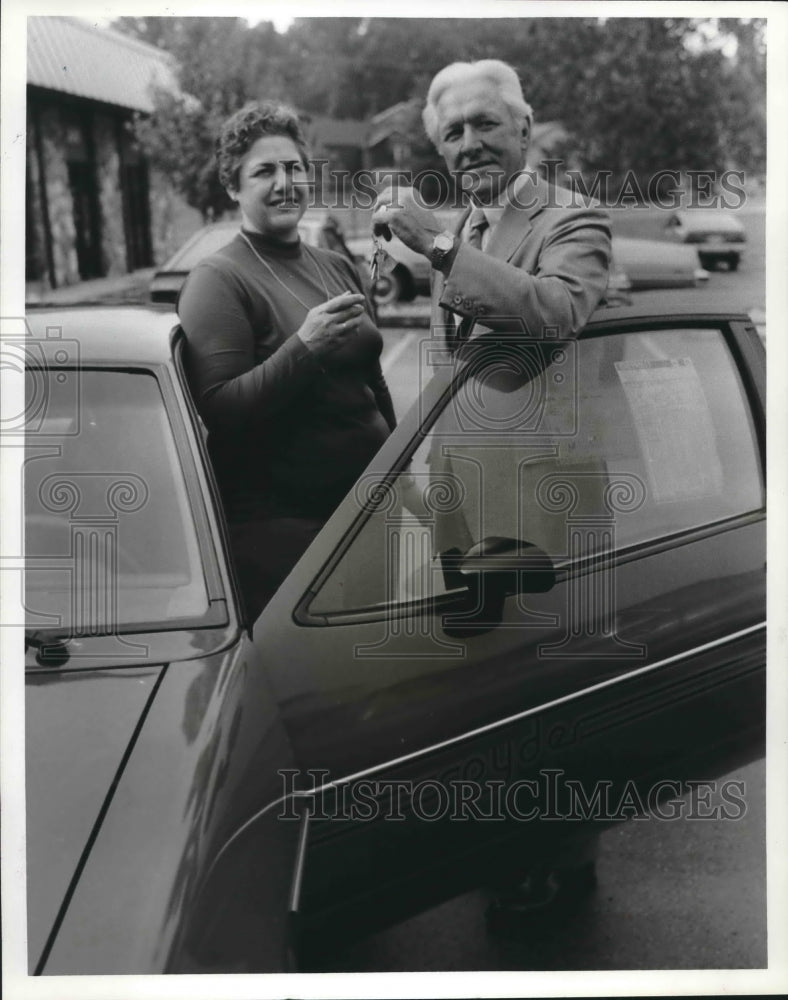 1980 Toni Grossman with Inos Heard, receives keys to car she won - Historic Images