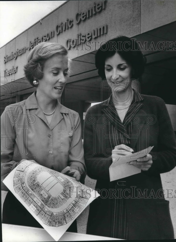 1979 Press Photo Sandy Thomasson and Mimi Head in front of Birmingham Coliseum - Historic Images