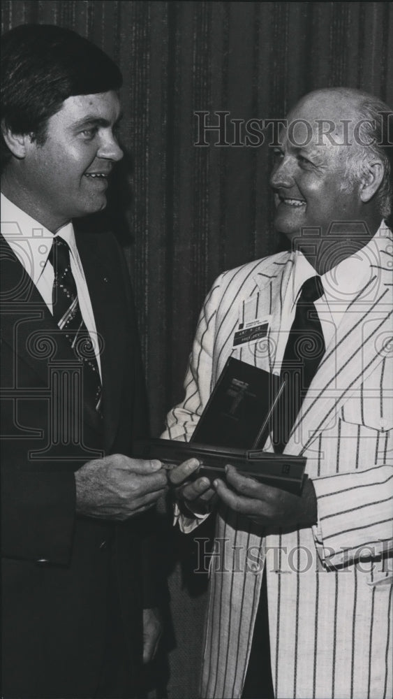 1977 Lt Governor Jere Beasley and Art Rice at realtors meeting - Historic Images