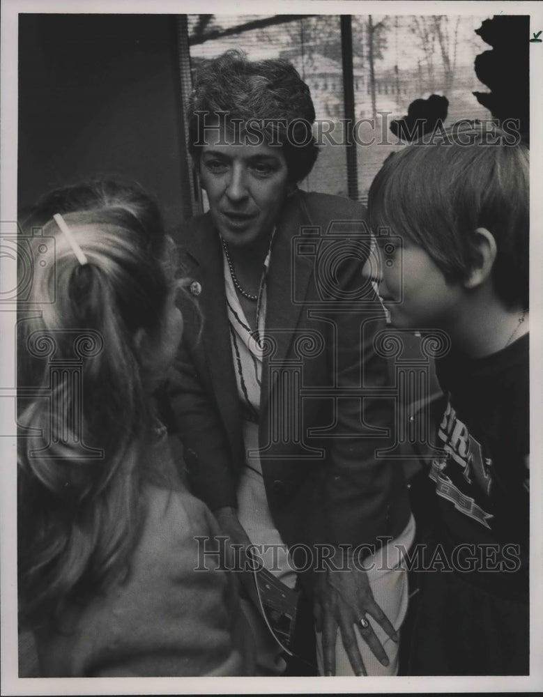 1986 School Teacher, Margaret Randolph counsels students at School - Historic Images