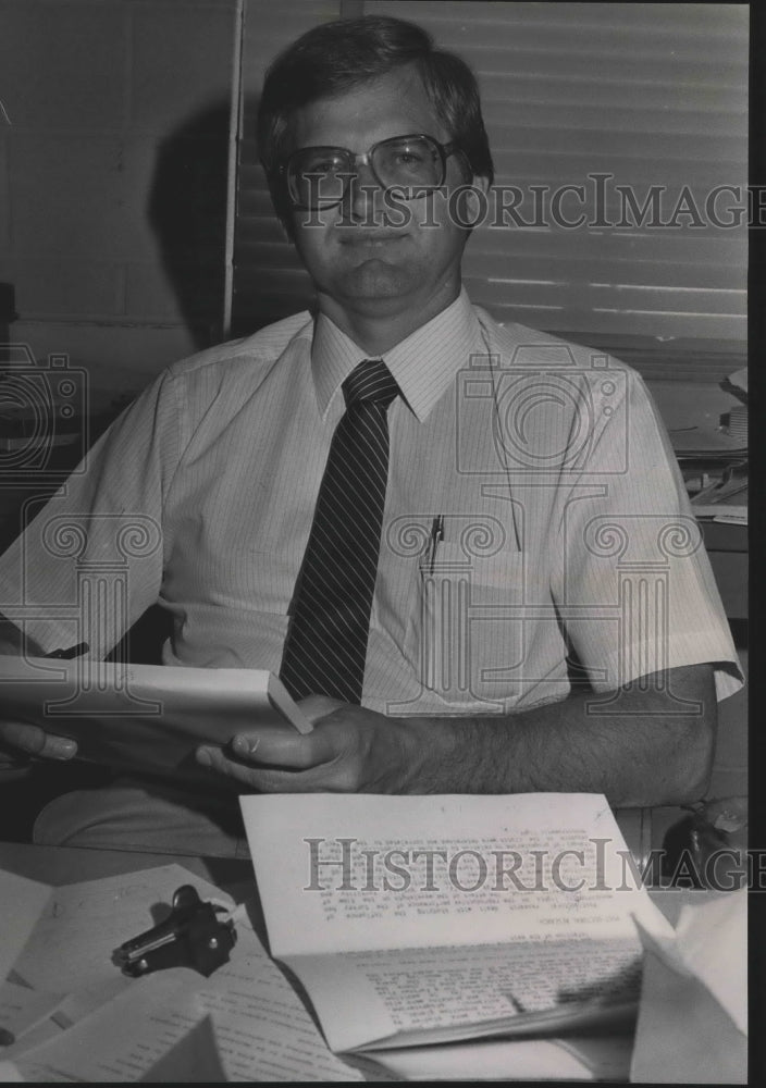 1984 Dr. David Roland of Auburn University at his desk - Historic Images