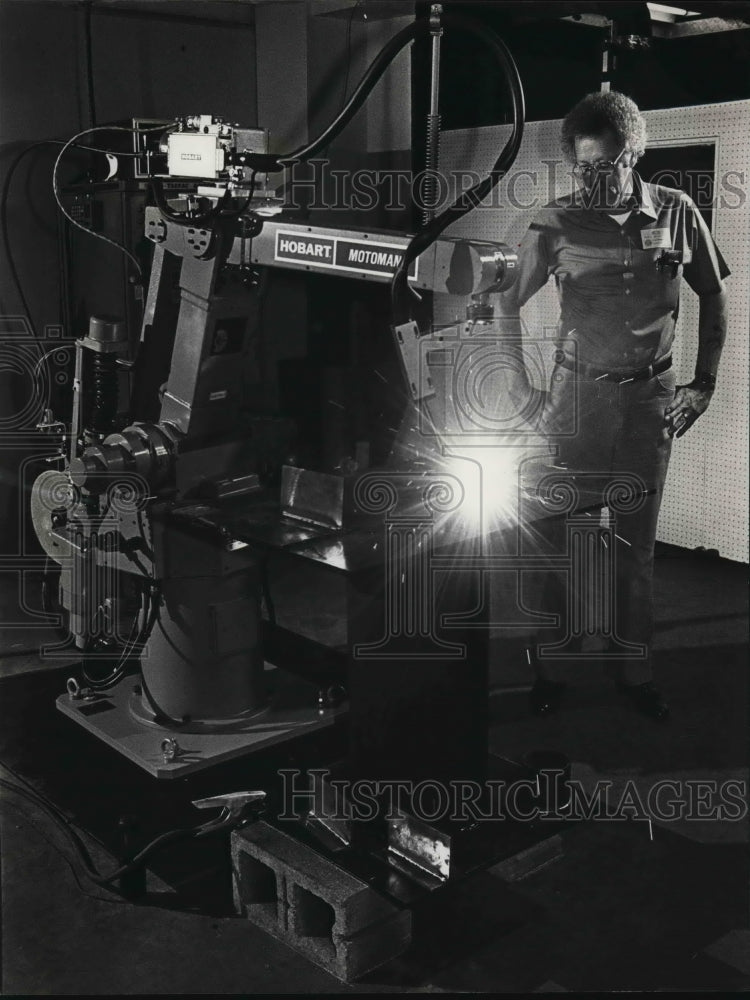 1983 Jerry Bray, at Bessemer Tech with welding robot, Alabama - Historic Images