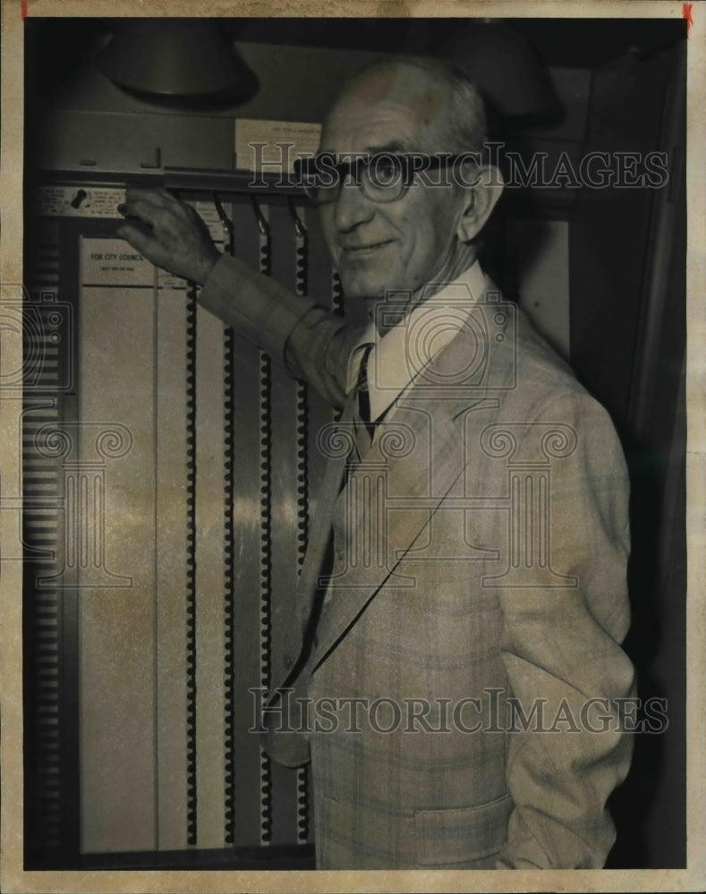 1977, Don Hawkins, Birmingham City Council, casting ballot, Alabama - Historic Images