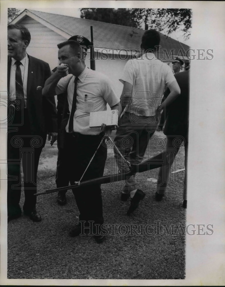 1969 Press Photo Charles Haygood, Murder Scene, Officers with gun - abna39348 - Historic Images