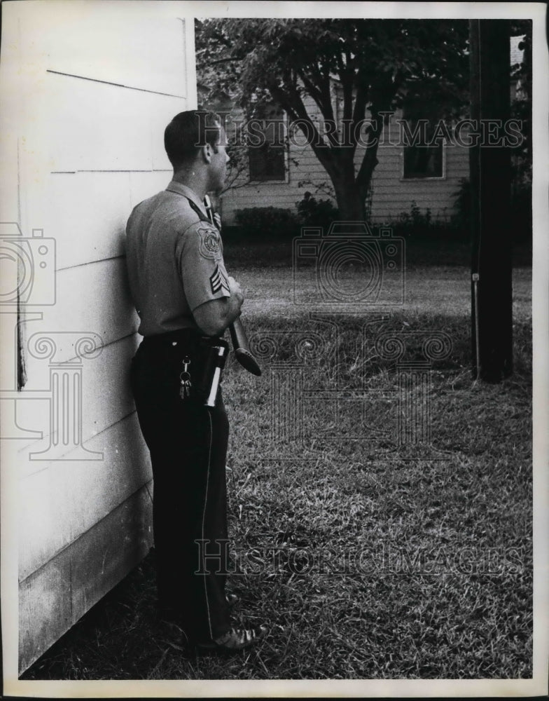 1969 Press Photo Charles Haygood, Murder Scene, Officer with gun - abna39349 - Historic Images