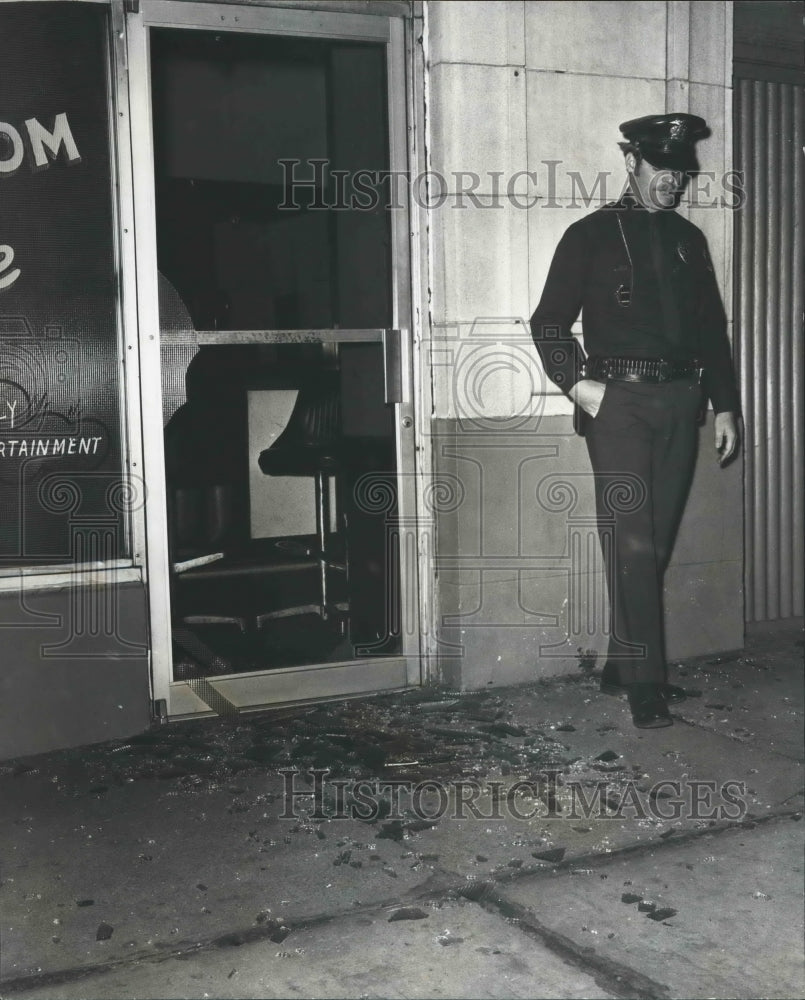 1973 Press Photo Lounge Door kicked out by Police Officer for Donald Todd Murder - Historic Images