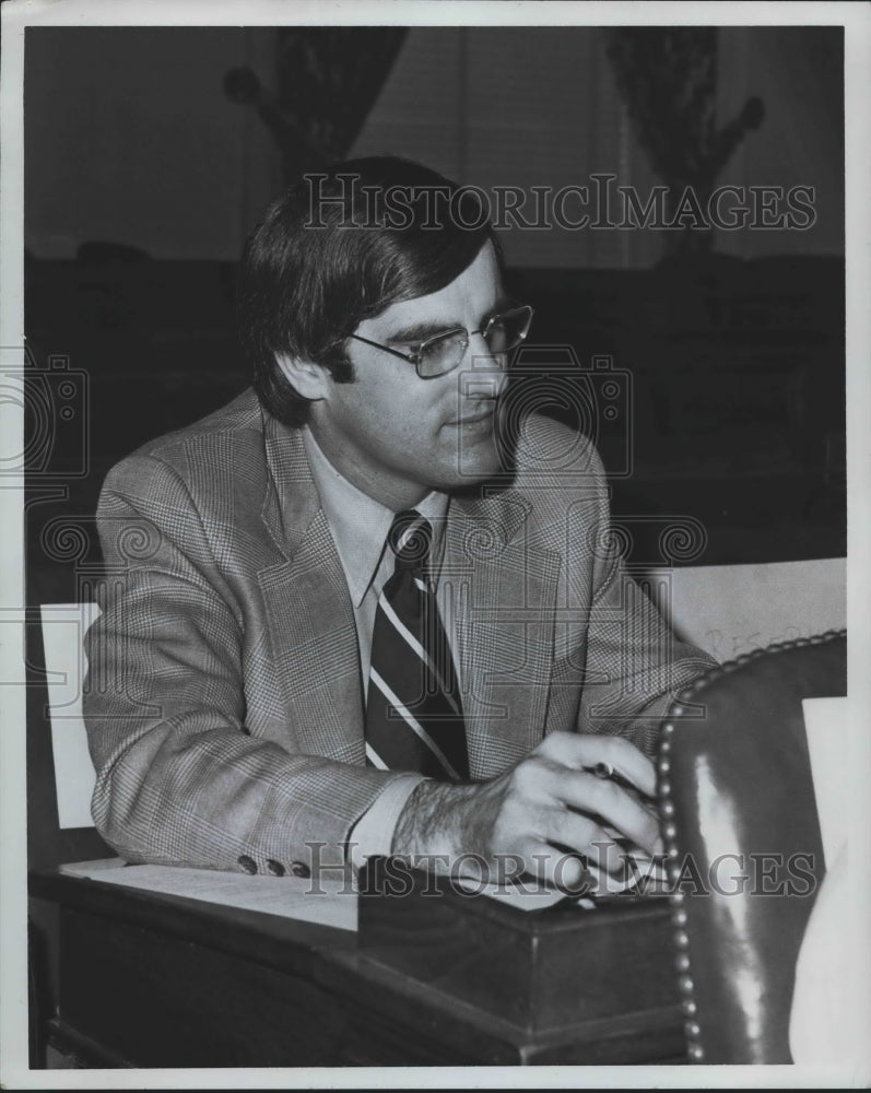 1973 Press Photo Doctor Frank Toshey, Legislative Fiscal Officer - abna39373 - Historic Images