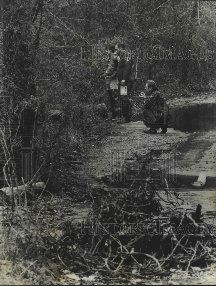 1980, Investigators at Sulphur Springs Road where a body was found - Historic Images