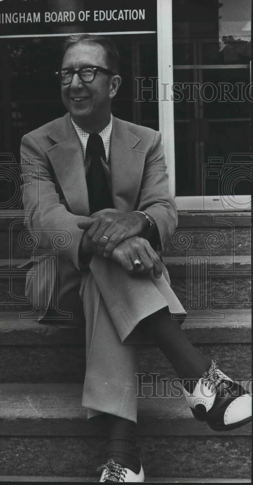 1973 Press Photo Doctor Henry Sparks on steps of Birmingham Board of Education - Historic Images