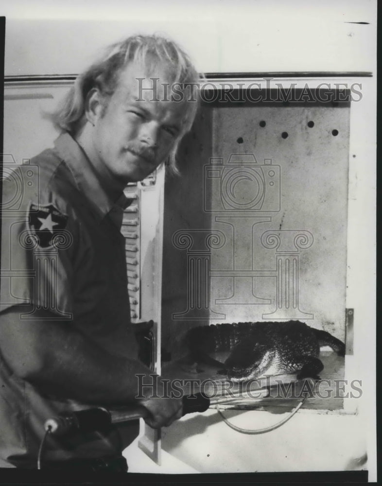 1987 Mike Speakman with alligator at Shelby County Humane Society - Historic Images