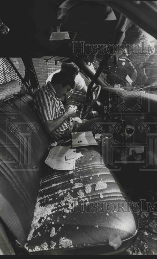 1982 Alabama evidence technician Gary Wallace gathers data from car - Historic Images