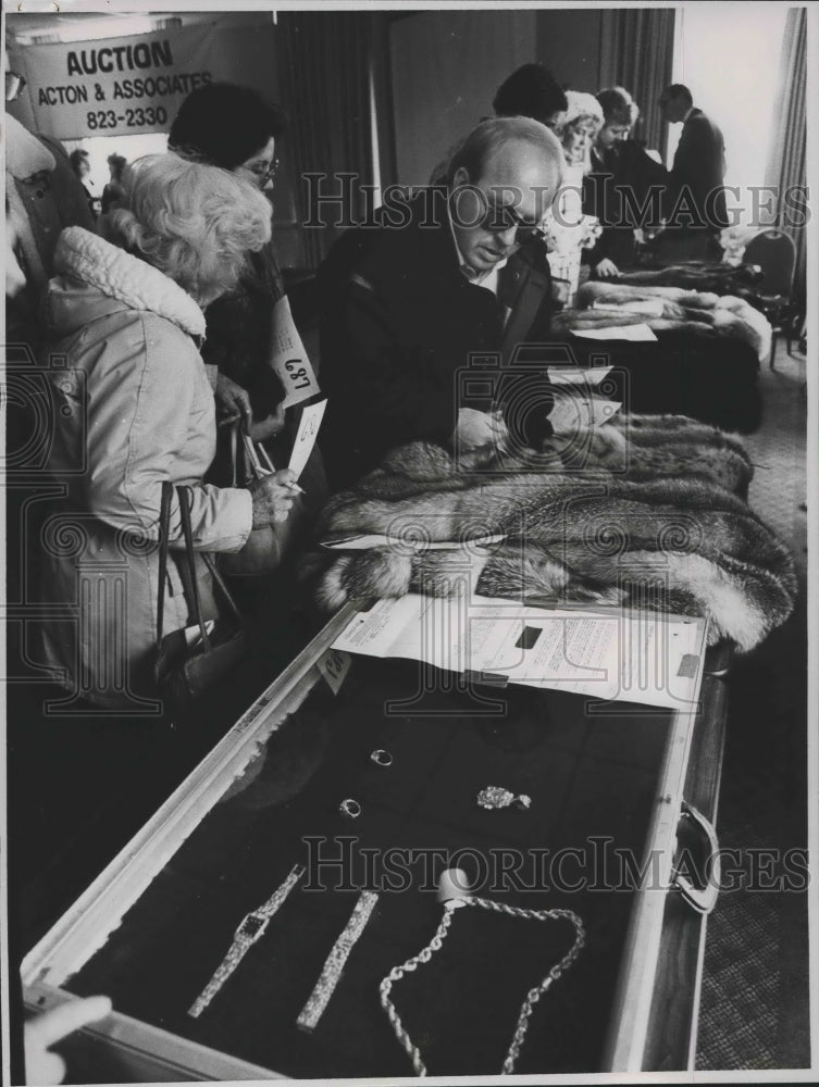 1988 Prospective buyers examine property from Otha Taylor from raid - Historic Images