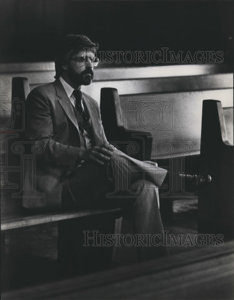 1983, Ron Ridgeway sitting on bench, awaits sentencing Alabama - Historic Images