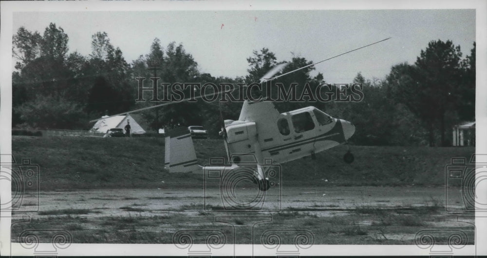 1966 Press Photo Mrs. C. Robinson, Alabama politician wife arrives in helicopter - Historic Images