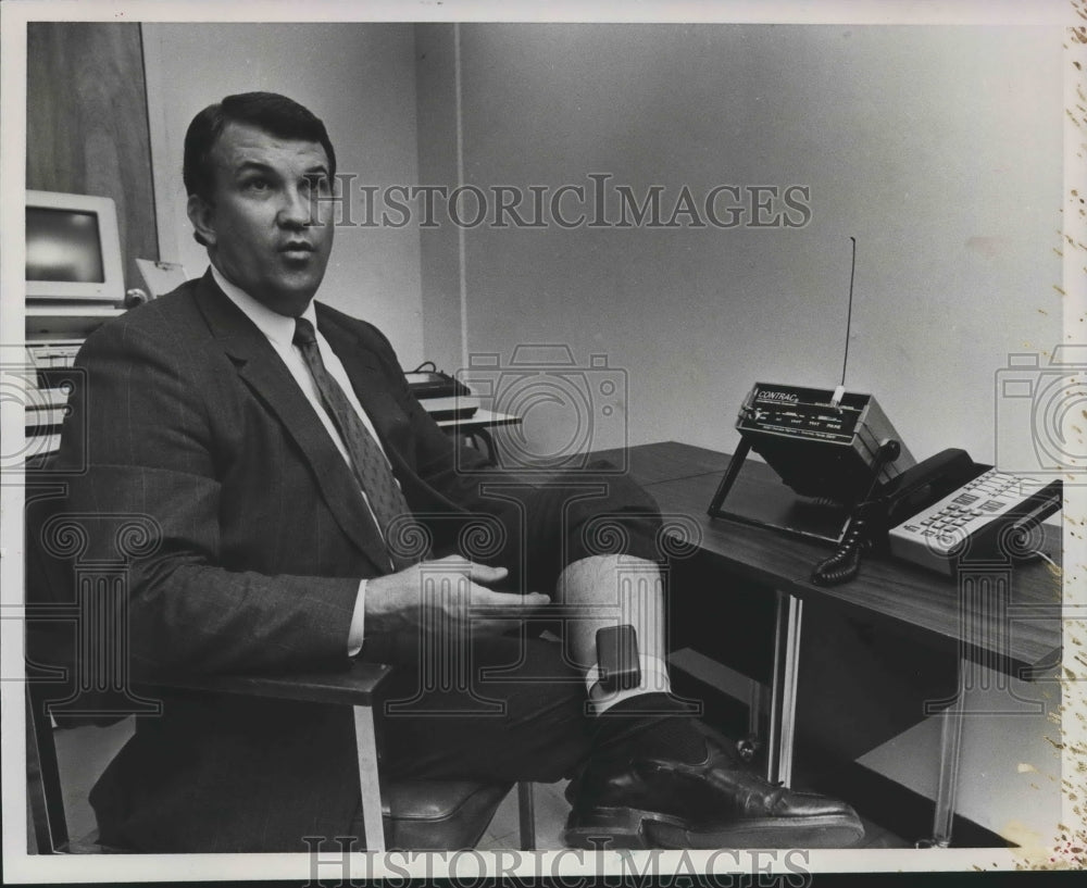 1988 Judge Randy Hatfield, with Device that keeps track of inmates - Historic Images