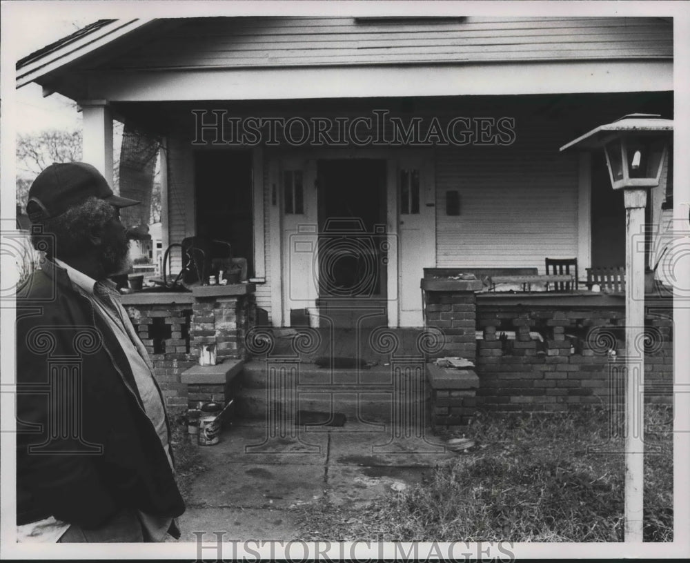 1987, James Truss Looks at House Where Shooting Occurred - abna39752 - Historic Images