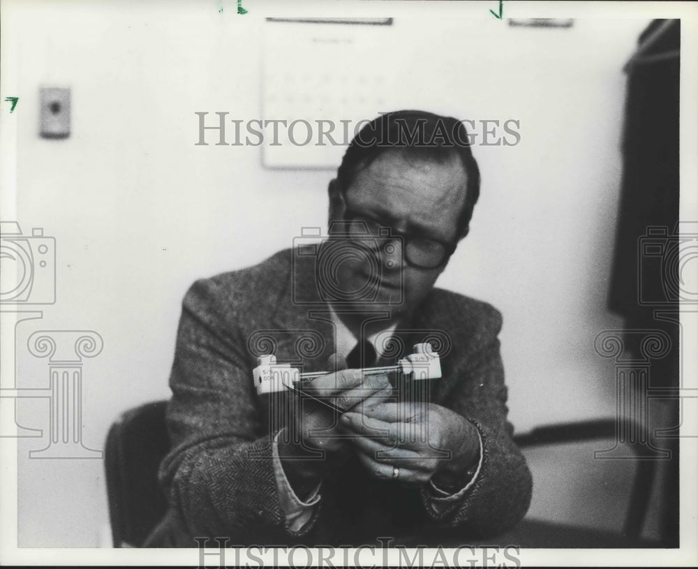 1982, Marshal Space Center Scientist Dr Robert Snyder Holds Equipment - Historic Images
