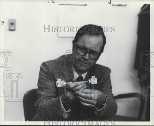 1982, Marshal Space Center Scientist Dr Robert Snyder Holds Equipment - Historic Images