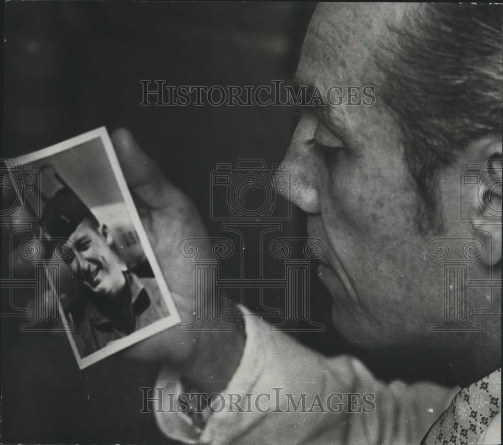 1973 Press Photo Dr. W.M. Ringsdorf Holds Picture of His POW Brother - abna39763 - Historic Images