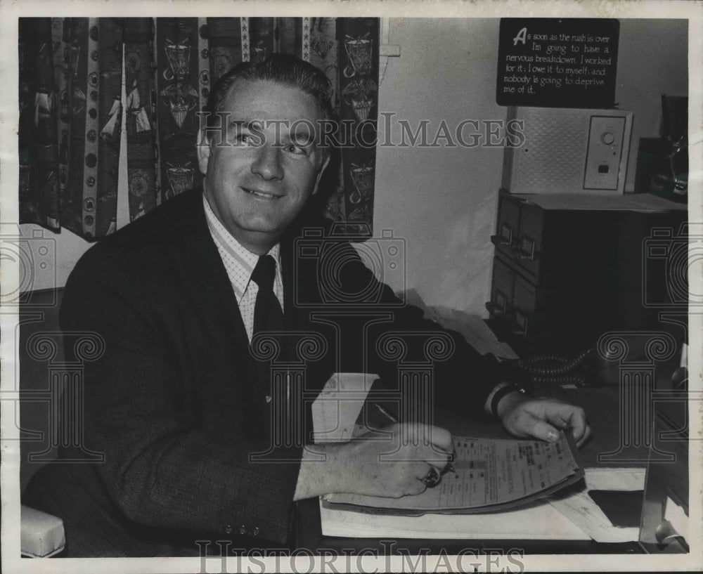 1975 Press Photo New Hoover Councilman Tom Reed at home office - abna39768 - Historic Images