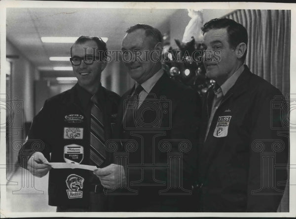 1975 Larry Shipp, left and Jim Reeder, AWF President, and Other ...