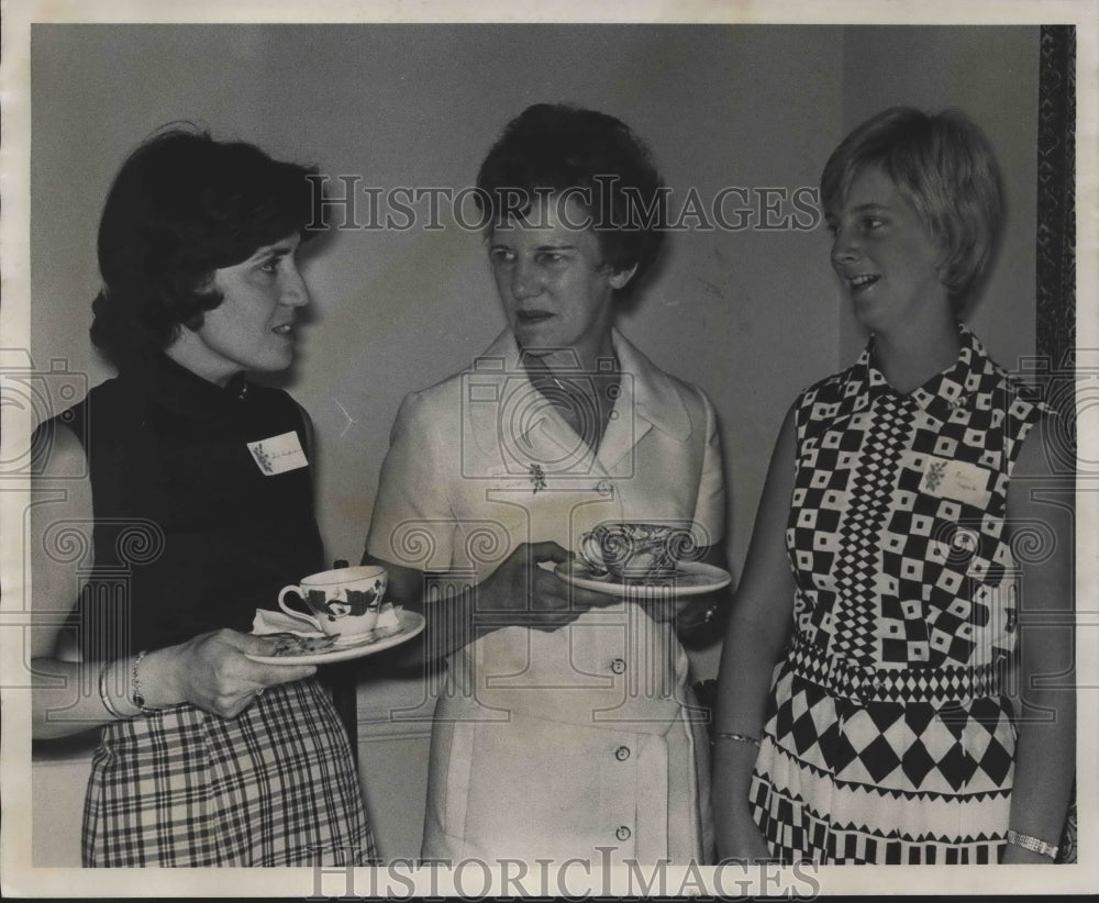 1974 Press Photo New Chairman of Newcombers at Faculty Women's Club Meeting - Historic Images