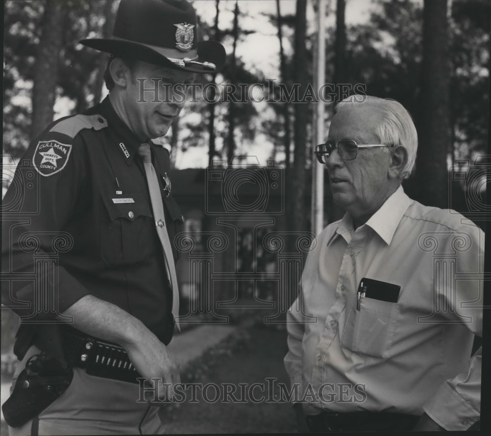 1982 Press Photo Deputy Bobby Curtis, left, and Mayor Herman Reid at City Hall - Historic Images