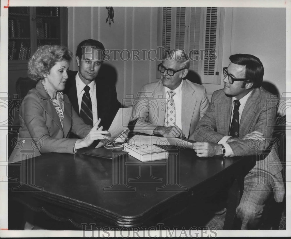 1977, Mr. and Mrs. Bob Tatum at Town and Gown Patrons Meeting - Historic Images