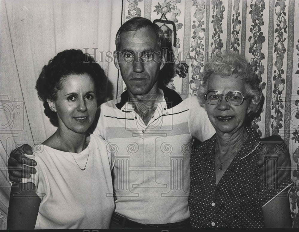 1984 Astronaut Earl Hartsfield with Marsha and Mother Norma - Historic Images